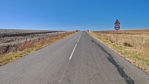 Пустият асфалтиран път към село Лалково