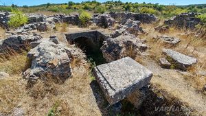 Мащабните руини на Парорийския манастир