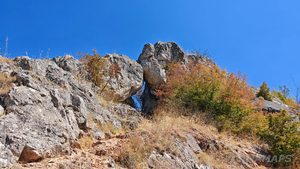 Скалното образование Целувката - една от забележителностите на екопътека "Пещери и извори на Младежко"