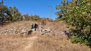 Масивните руини на долмен "Меден извор", намиращ се край пътя за село Звездец