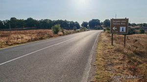 Информационната табела при отбивката за Петрова нива
