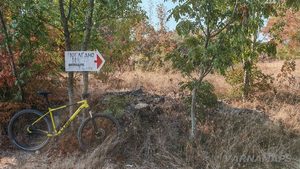 Указателната табела за погледното място към меандрите на река Велека, разположено малко преди Петрова нива