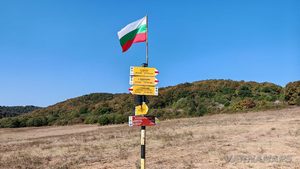 Обширната и равна поляна, обградила руслото на река Младежка