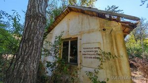 Изоставените сгради на Тракийски лагер край река Младежка