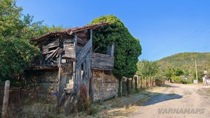 Старинна къща в покрайнините на село Кости
