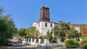 Красивата сграда на църквата в село Кости